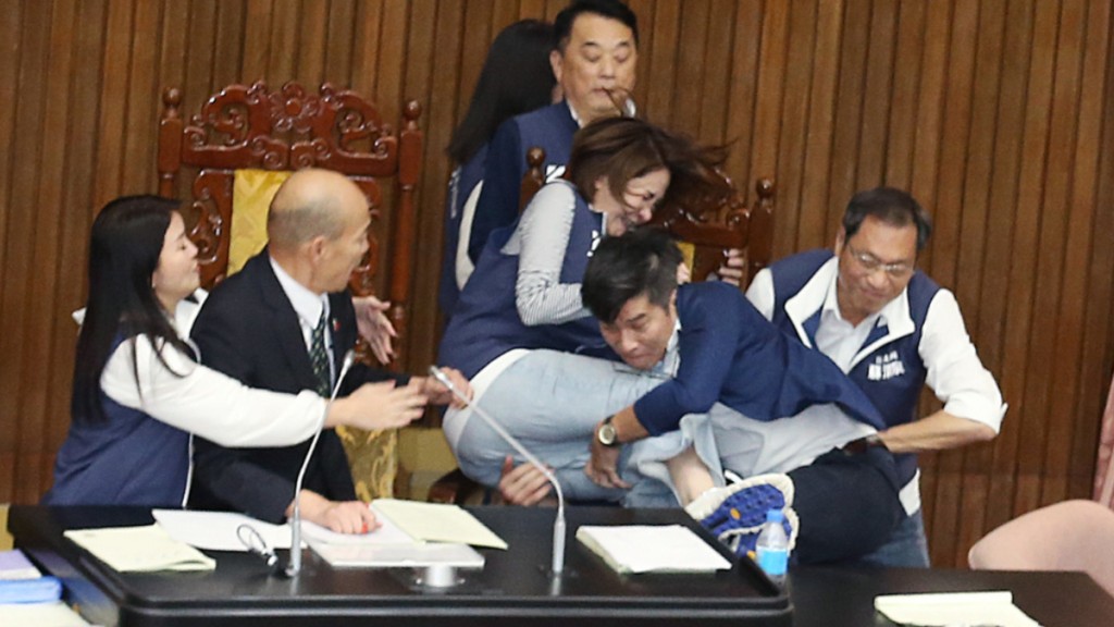 台灣立法院17日開會期間，立委之間爆發嚴重肢體衝突。中時
