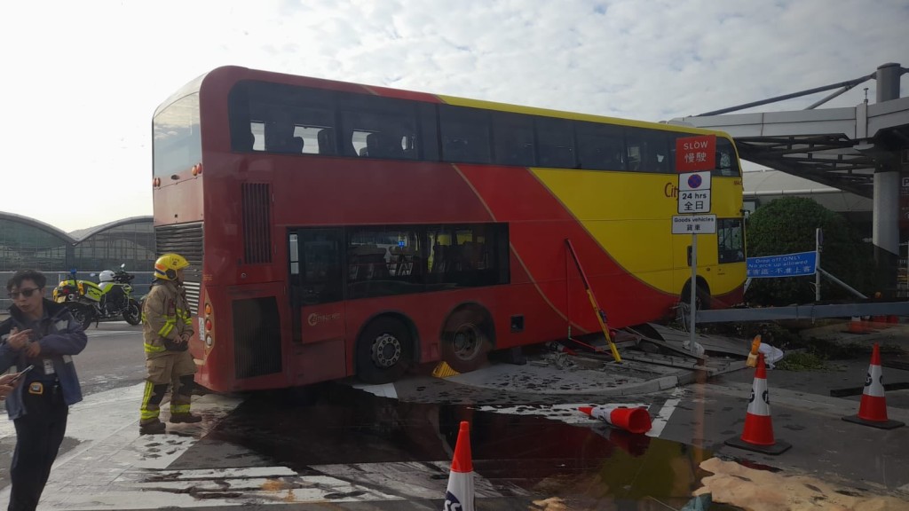 涉事城巴車頭擱在石壆上,最前兩邊車胎凌空。網上圖片 涉事城巴車頭擱在石壆上,最前兩邊車胎凌空。網上圖片