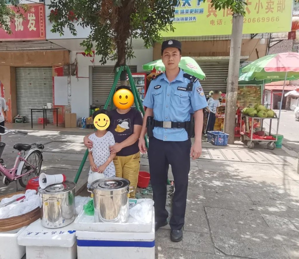 公安協助女孩找回母親。湛江交警 公安協助女孩找回母親。湛江交警