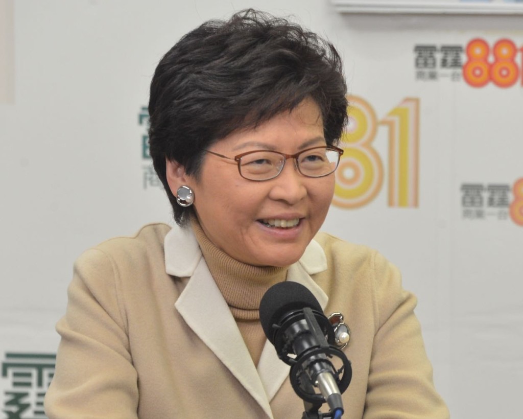 林鄭透露童年一家七口住板間房。