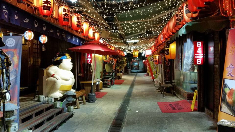 原本只是一條陋巷的崇潔街，發展成本地著名的日式料理食街，當時整條祟潔街掛上了一排排紅燈籠，佈置如日本食街。（網絡圖片）