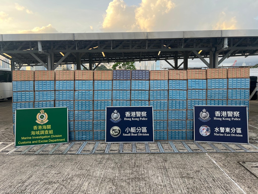 警方和海關共偵破兩宗走私案件,檢取288萬支懷疑私煙,總市值共約1300萬元。 警方和海關共偵破兩宗走私案件,檢取288萬支懷疑私煙,總市值共約1300萬元。