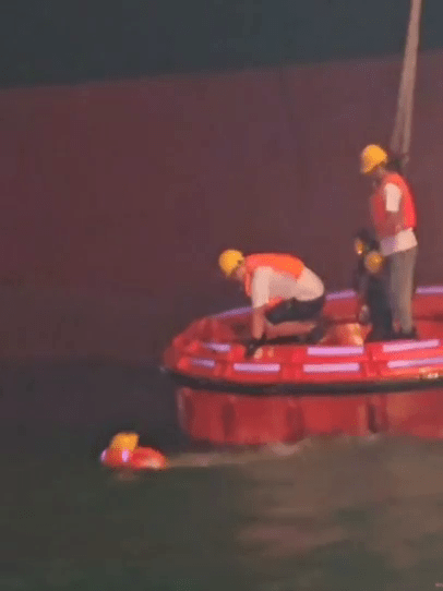 事主試圖自行捉住浮標,但不成功。受訪者提供 事主試圖自行捉住浮標,但不成功。受訪者提供