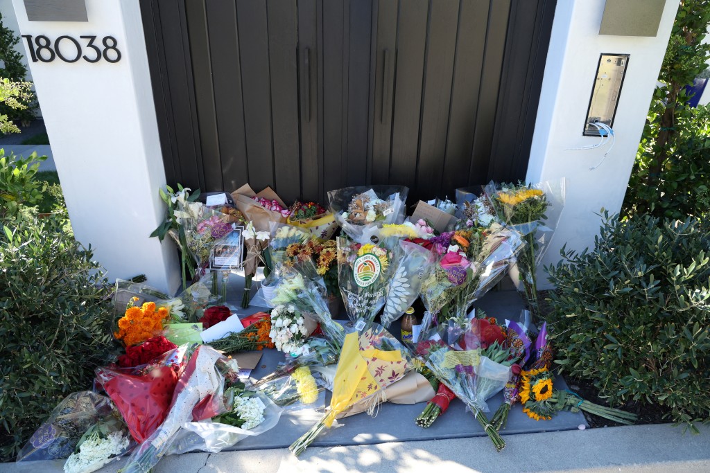 Matthew Perry 死於洛杉磯的家中，民眾留下花束悼念。 路透社