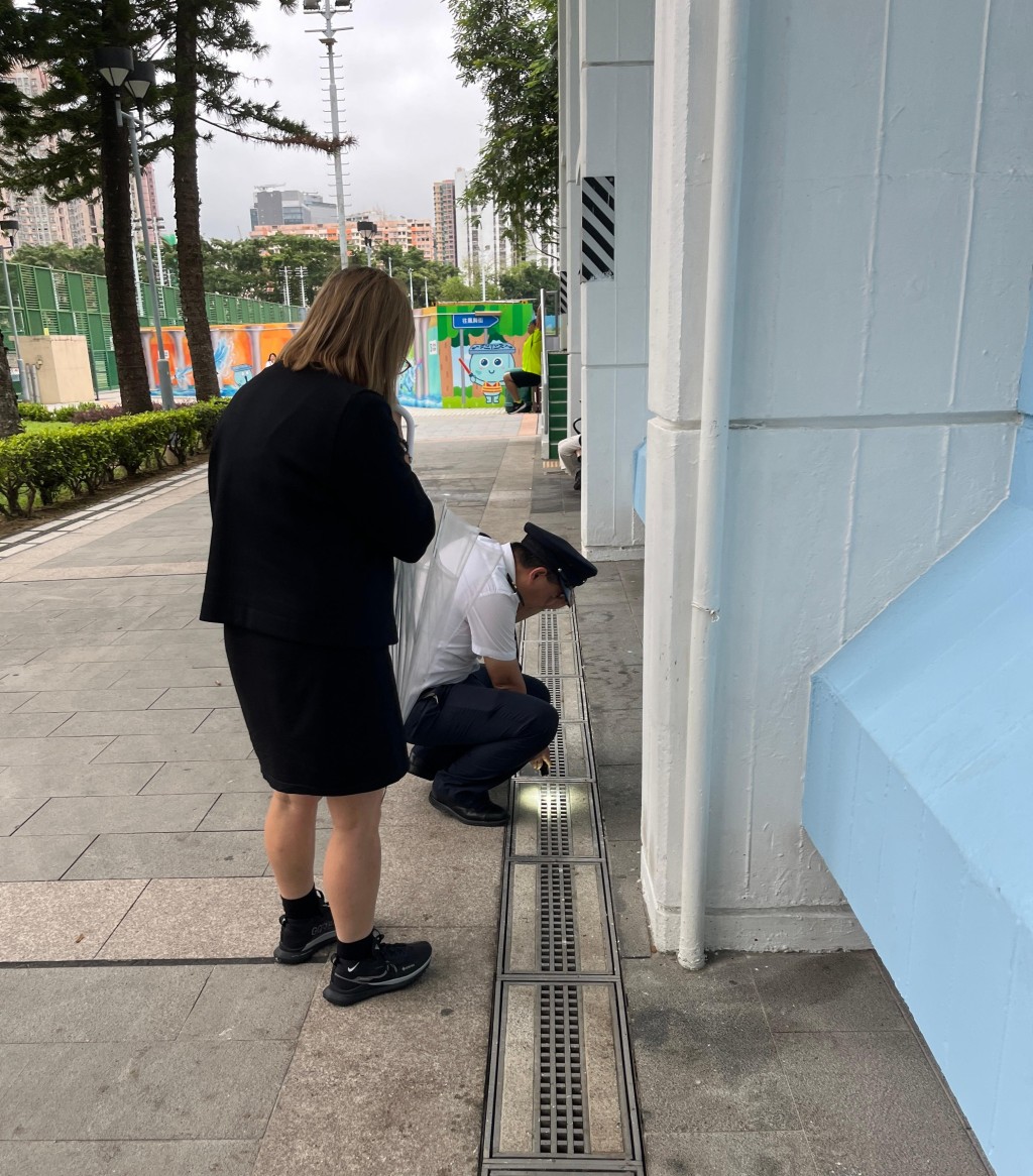 食环署人员巡视黄大仙区黄大仙西一公园，并向管理人员提供防蚊控蚊建议和技术支援。政府新闻处