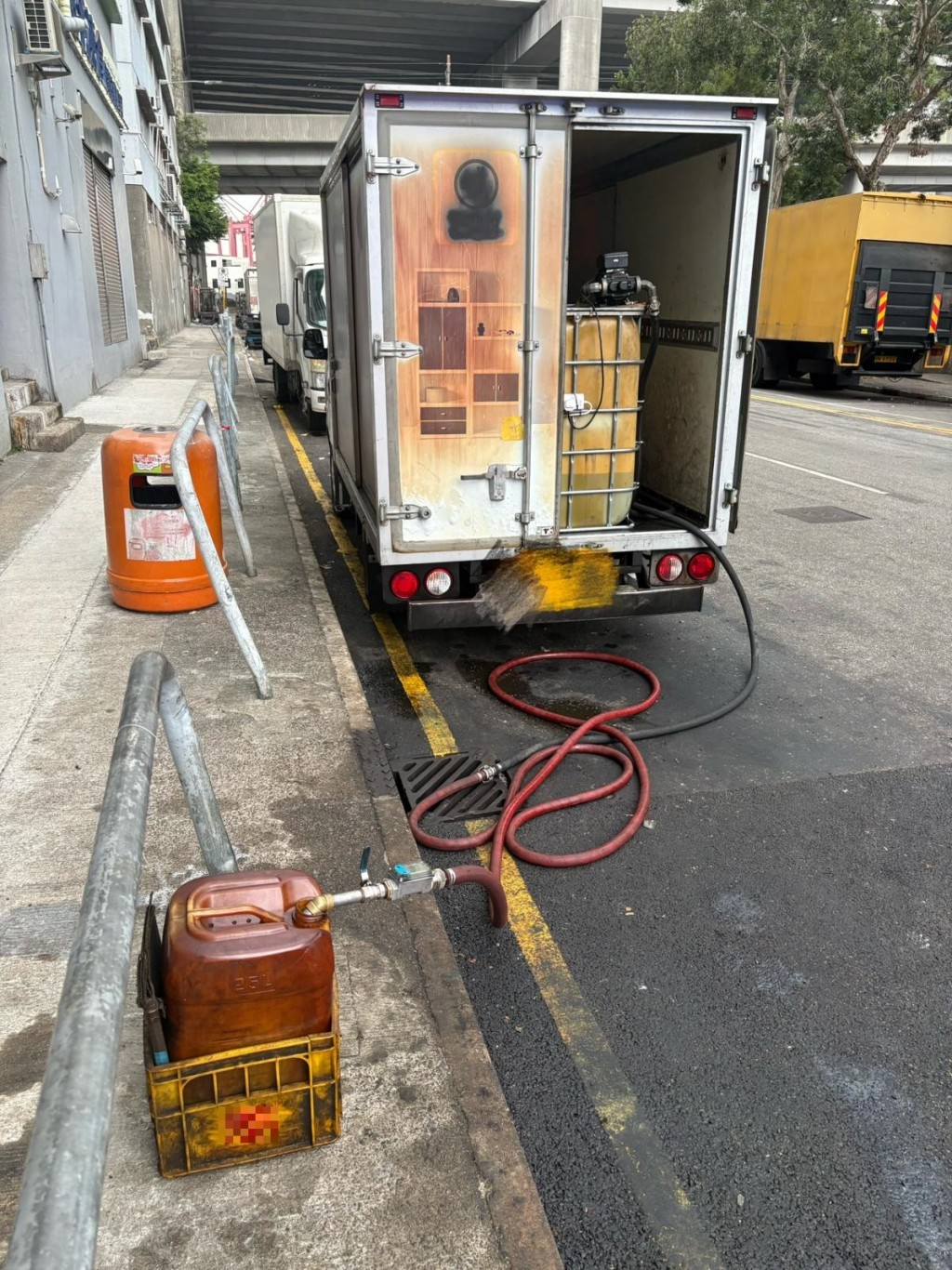 跨部門青衣區打擊鬼油站  拘1人檢4車。警方圖片