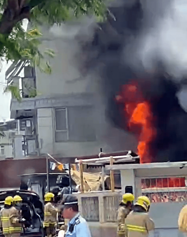 村屋起火冒煙。fb：元朗鄉約