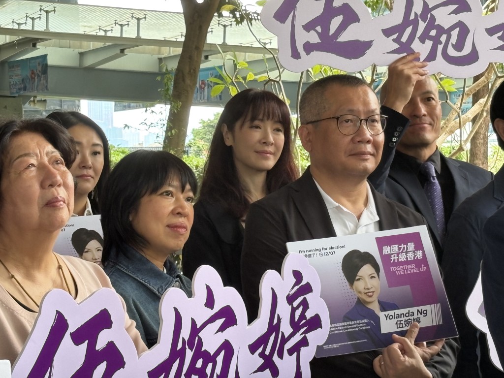 (後右二)藝人向海嵐到場站台支持。 (後右二)藝人向海嵐到場站台支持。