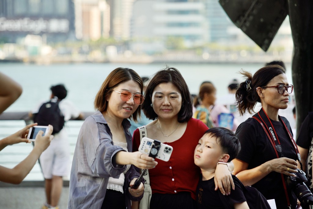 他又稱現時零售業不能只靠旅客消費，亦要吸引本地消費。資料圖片