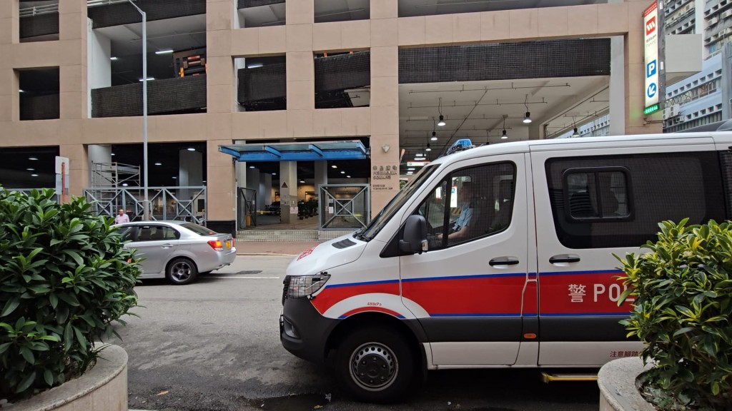 現場為紅磡崇安街18號半島廣場樓上一間金行。