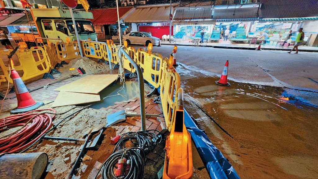 爆水管現場不斷有水湧出路面。