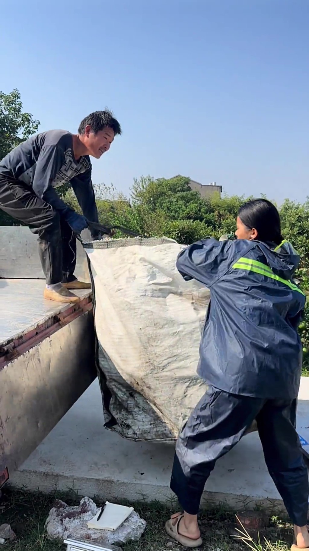 “超人冷”不忘初心成名后仍帮忙捡废品。