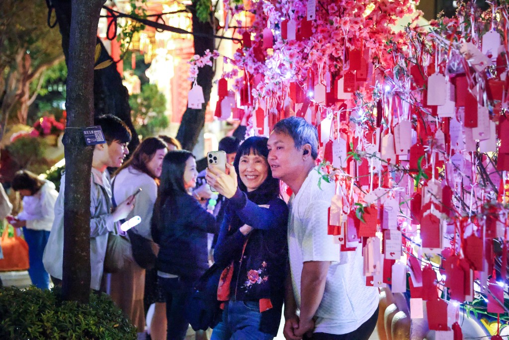 善信在祈願卡寫下心願後,可掛在「祈願桃花樹」上。 善信在祈願卡寫下心願後,可掛在「祈願桃花樹」上。