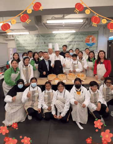 保安局局长邓炳强在新年期间与「亮志计划」的非华语同学一齐制作清真版的贺年食品。邓炳强Facebook
