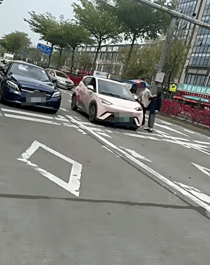 平治上一對男女與比亞迪司機理論。fb：港車北上自駕遊同樂會
