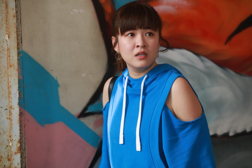 江嘉敏早前于剧集《黯夜守护者》中饰演陈敏之的20岁女儿，网民反应两极。