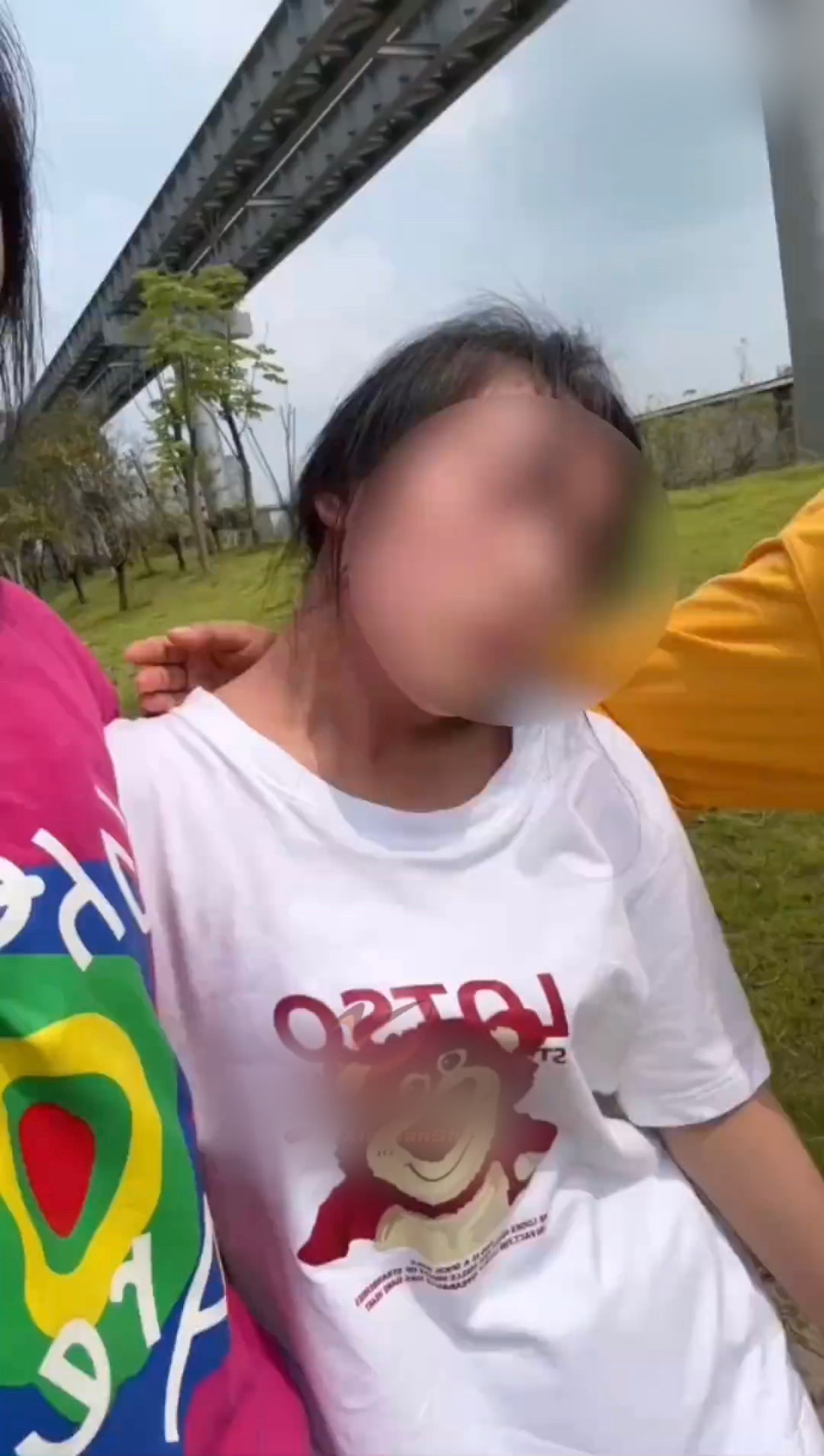 湖南网友早前爆料，指一名幼儿园女老师疑似出轨学生爸爸，大婆抓着小三一边游街一边拍片。