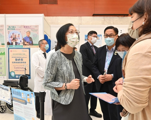 陳肇始到訪東區醫院的新冠疫苗接種站。政府新聞處圖片