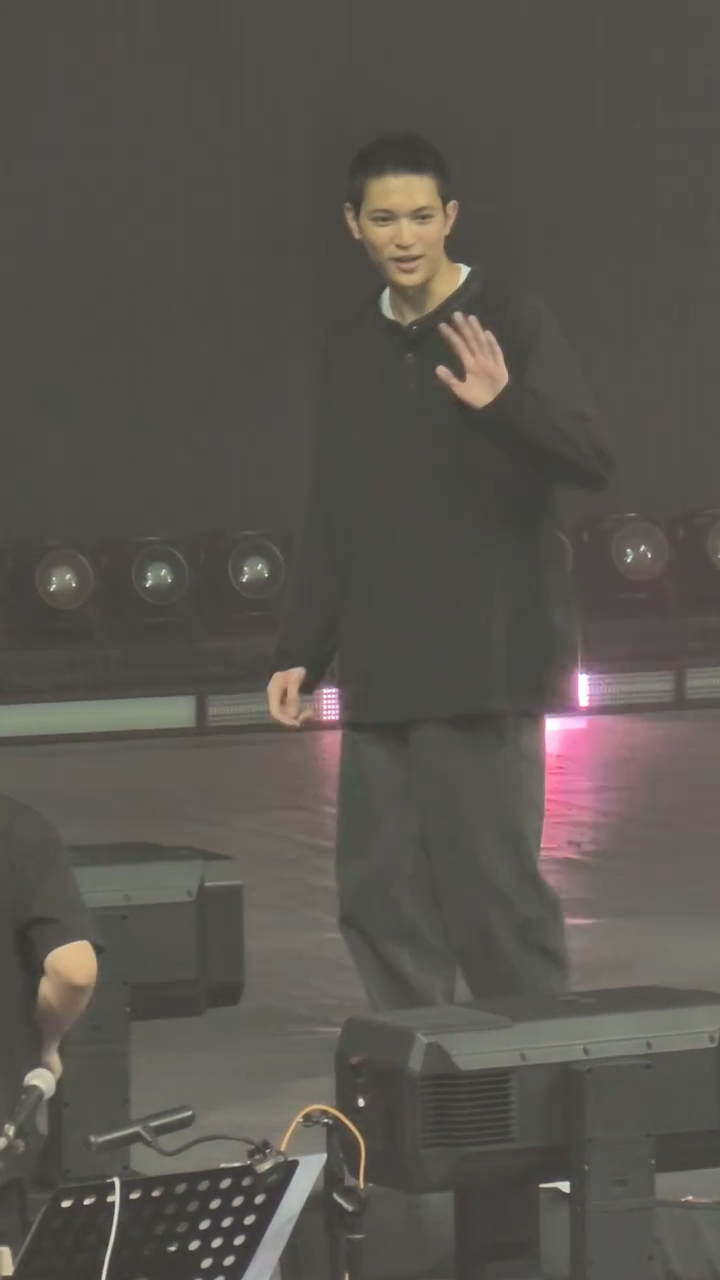 演出結束後魔童笑容燦爛向觀眾揮手致意,星味十足。 演出結束後魔童笑容燦爛向觀眾揮手致意,星味十足。