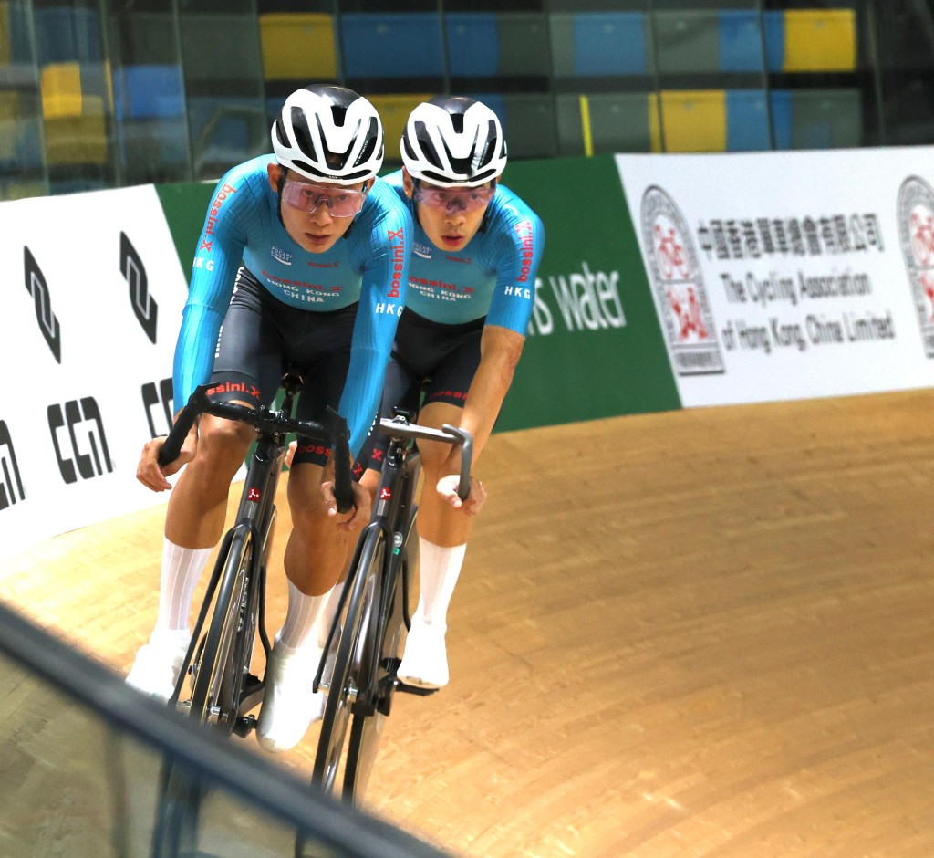 朱浚玮(前)及曹棨光(后)合力夺得上月亚锦赛麦迪逊铜牌,朱仔亦同时夺亚锦赛捕捉赛铜牌。徐嘉华摄 朱浚玮(前)及曹棨光(后)合力夺得上月亚锦赛麦迪逊铜牌,朱仔亦同时夺亚锦赛捕捉赛铜牌。徐嘉华摄