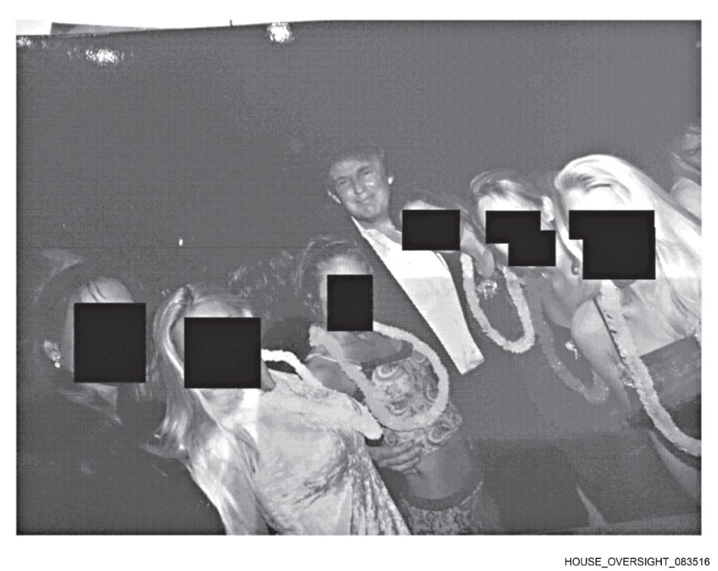 年輕時的特朗普面露笑容，與6名樣貌被遮蓋的女子合照。 