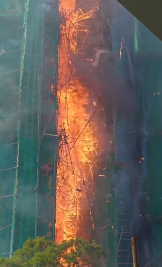 棚架起火火勢猛烈。網圖