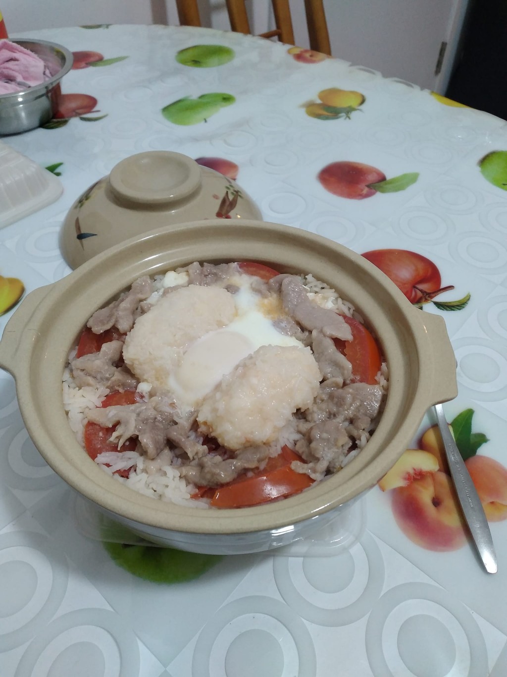  蕃茄片 豬肉片 蝦肉丸 太陽蛋 煲仔飯（圖片來源：Facebook@香港茶餐廳及美食關注組）