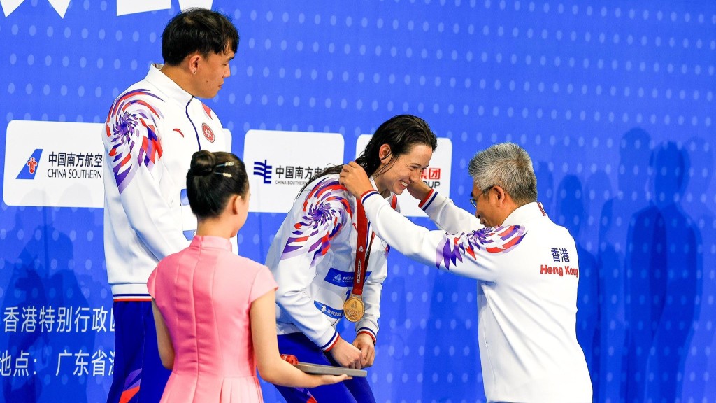 全运会︱罗淑佩贺何诗蓓夺个人第二金 赞精湛泳术和顽强斗志 令港人引以为傲。