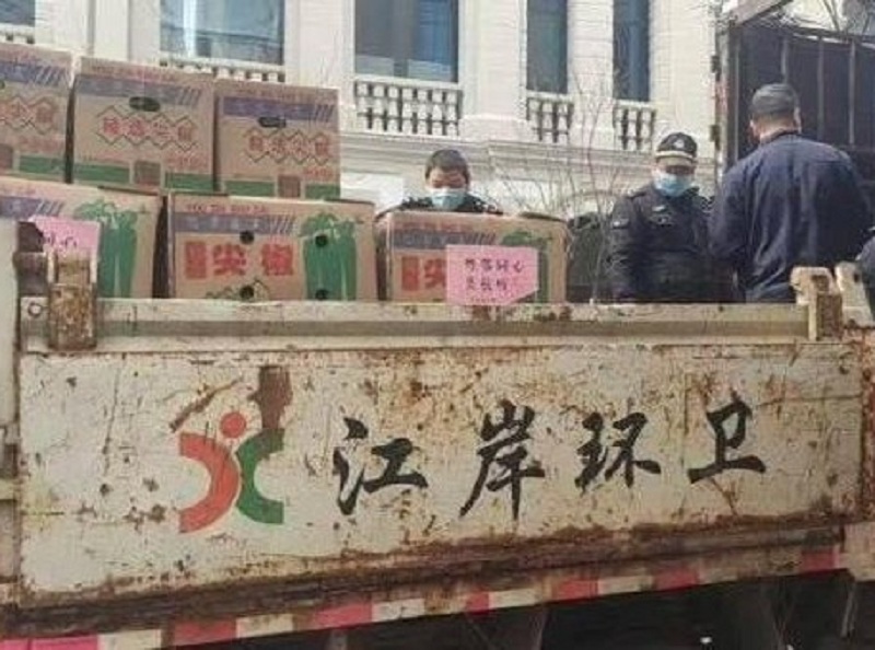 網民繼續踢爆武漢有社區用救護車、回收車運送居民食品。網圖