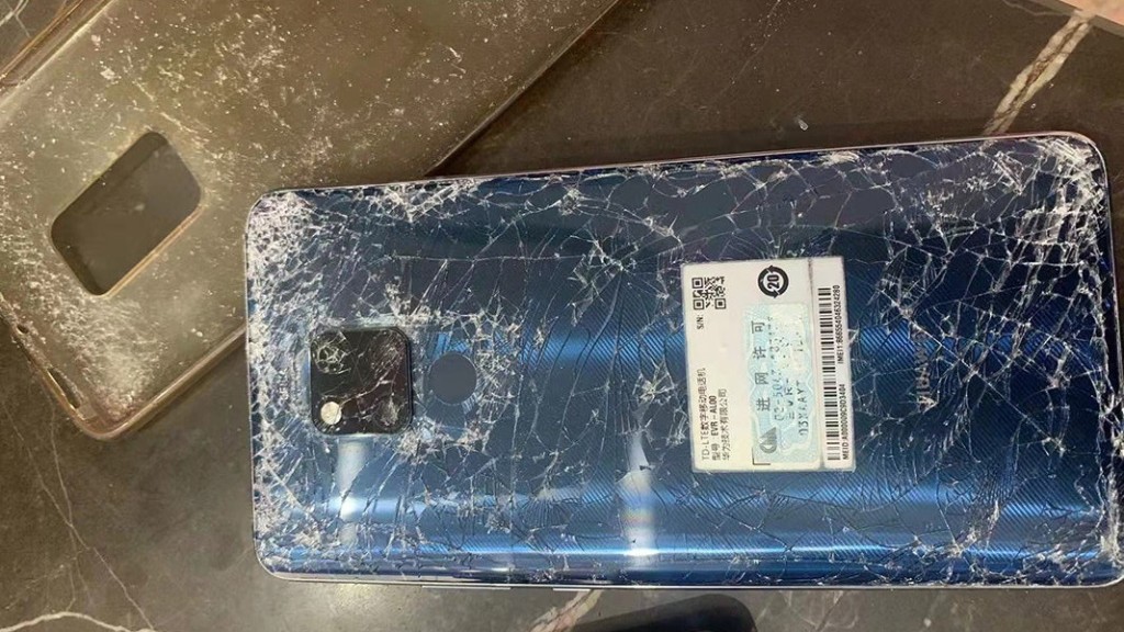 記者被打爛的手機。互聯網圖片