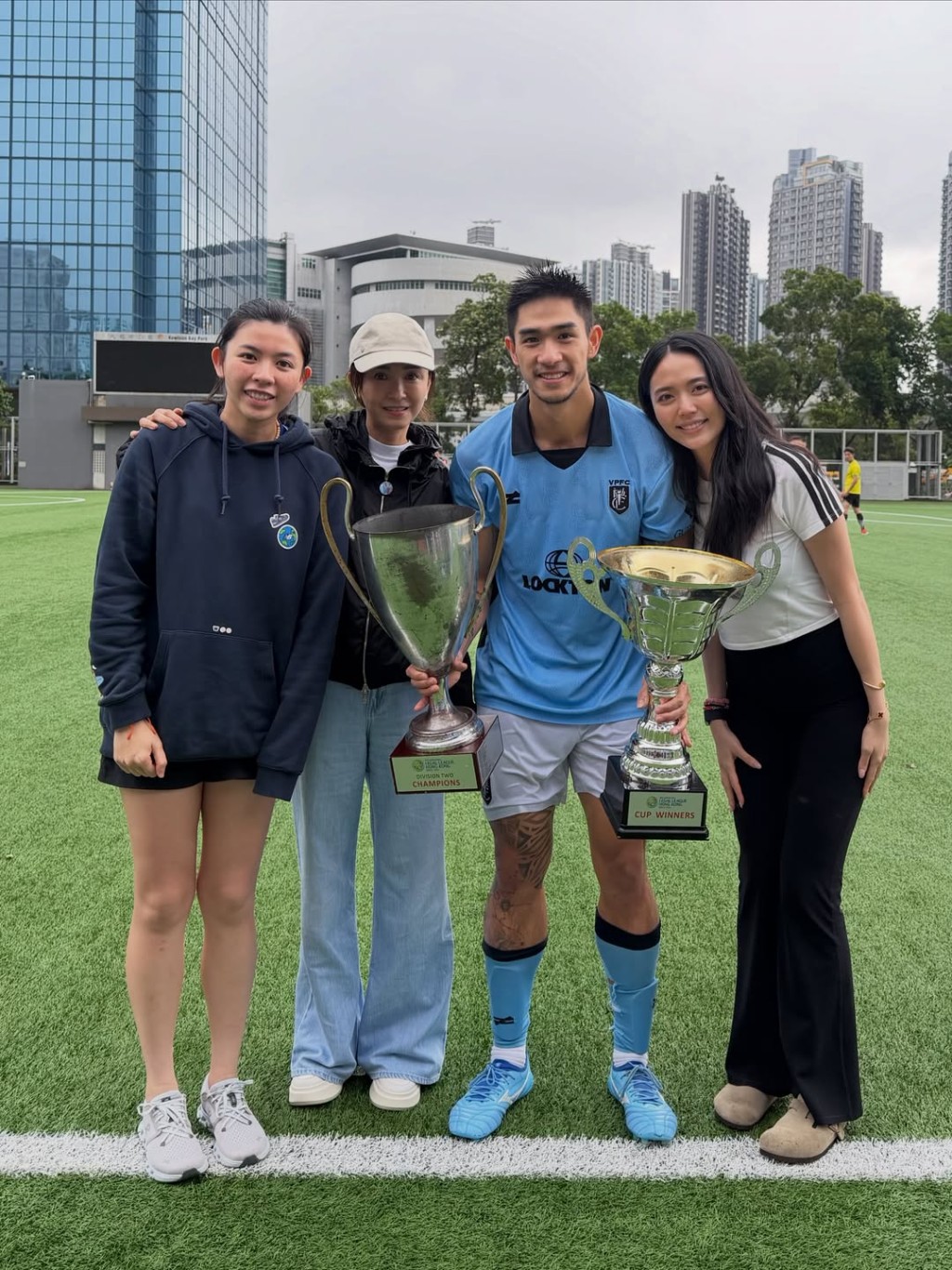 胡智同的新婚妻子Kristy合影小鳥依人,而吳婉芳及孻女胡智晴亦在場。 胡智同的新婚妻子Kristy合影小鳥依人,而吳婉芳及孻女胡智晴亦在場。