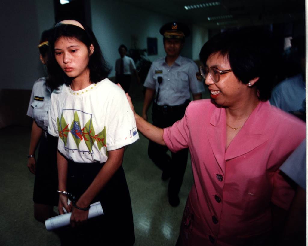 1994年1月,各界聲援鄧如雯,在她還押時派代表給予以精神安慰。中時資料圖 1994年1月,各界聲援鄧如雯,在她還押時派代表給予以精神安慰。中時資料圖