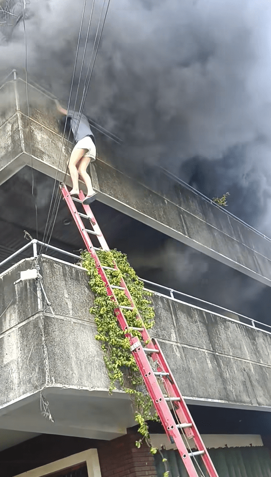 女子最終踩到消防救生梯。FB@IvyBaya 女子最終踩到消防救生梯。FB@IvyBaya