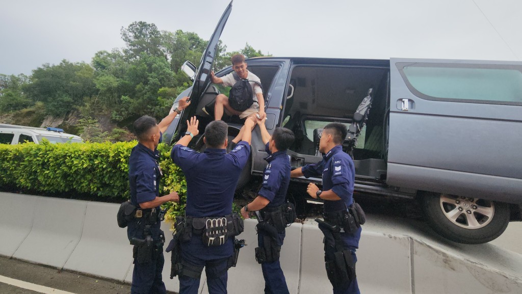 机场特警人员协助救出司机乘客。