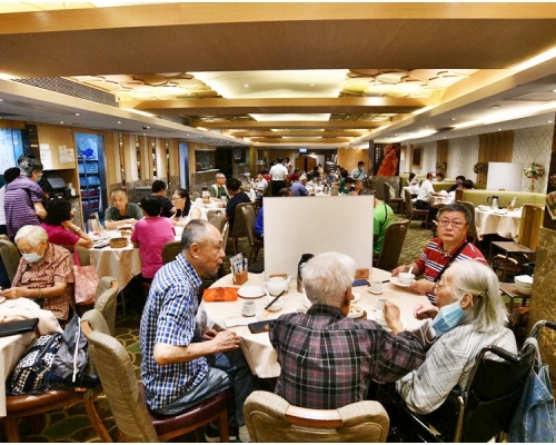 食肆同坐一桌人數已由2人放寬至4人。資料圖片