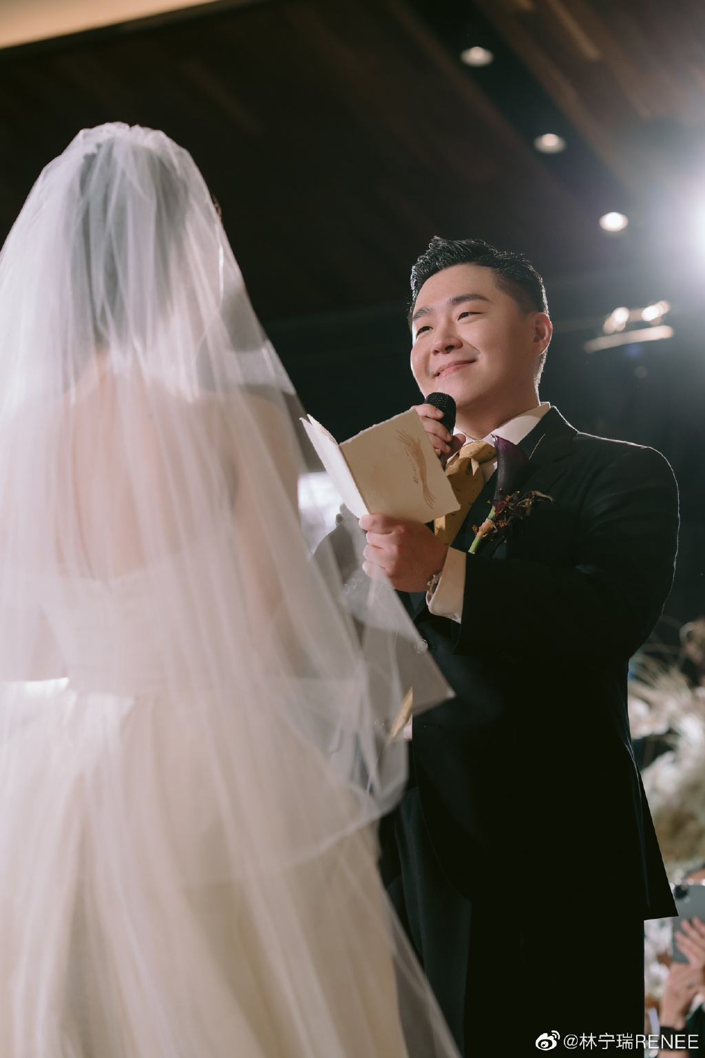 郝劭文太太今在微博公開更多婚禮花絮照。