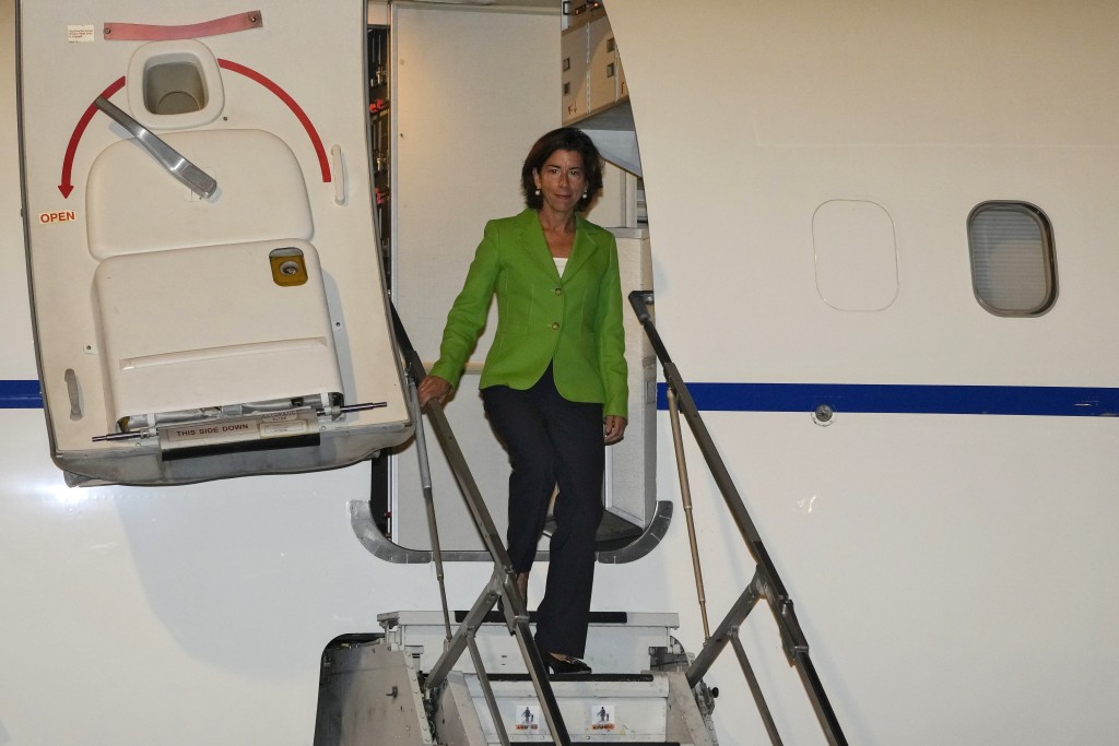 美国商务部长雷蒙多抵达北京首都国际机场时走下飞机。AP