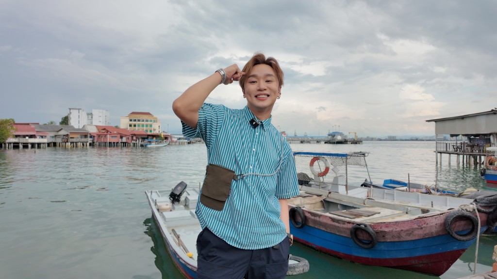 王鄭浚仁走訪歷史悠久的姓氏橋。