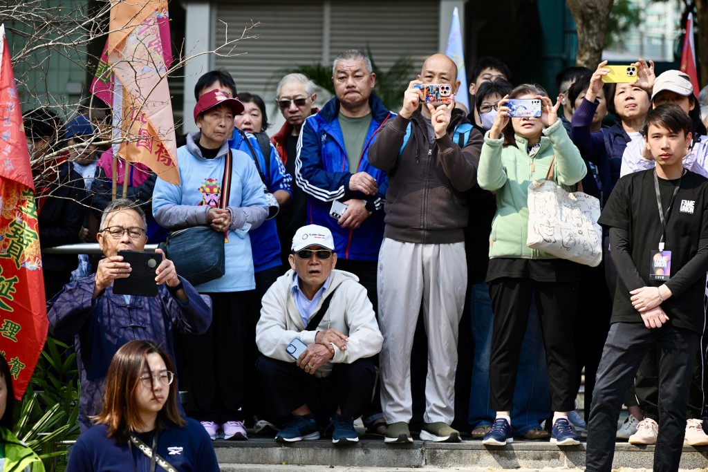 活動場地洪聖古廟一帶的熱鬧情況由早上持續至下午，不少市民及遊客帶備相機到場。蘇正謙攝