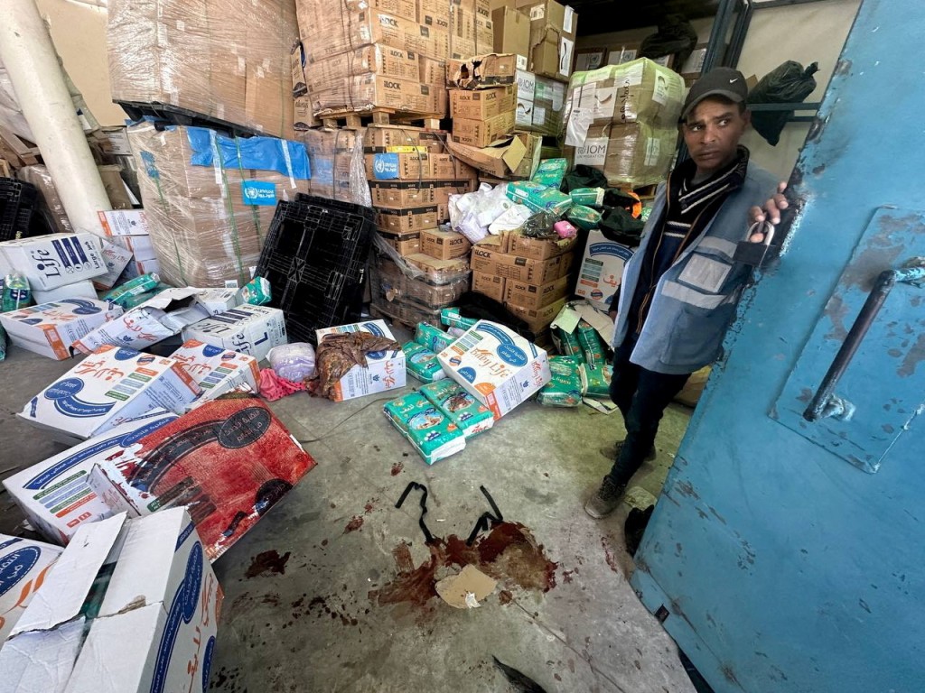 联合国近东巴勒斯坦难民救济工作署在拉法的物资分发中心早前遭到以军空袭，造成严重破坏。路透社