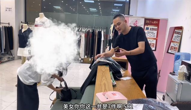 男店長聽到女顧客一次過要買33件衣服後，開心得不斷傻笑。