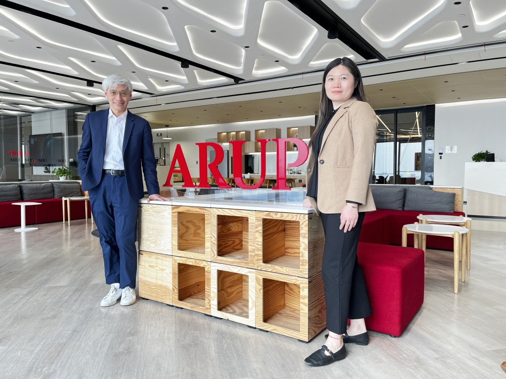 （左）奧雅納董事、中國內地華北及華中區域負責人張志強（右）和奧雅納副總工程師、徐家匯中心ITC項目經理吳雙蘭。
