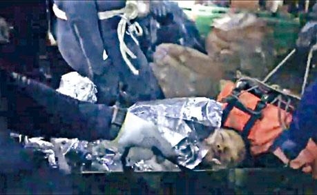 少年在下水前,會先被注射鎮靜劑,讓他們在睡夢中獲救。