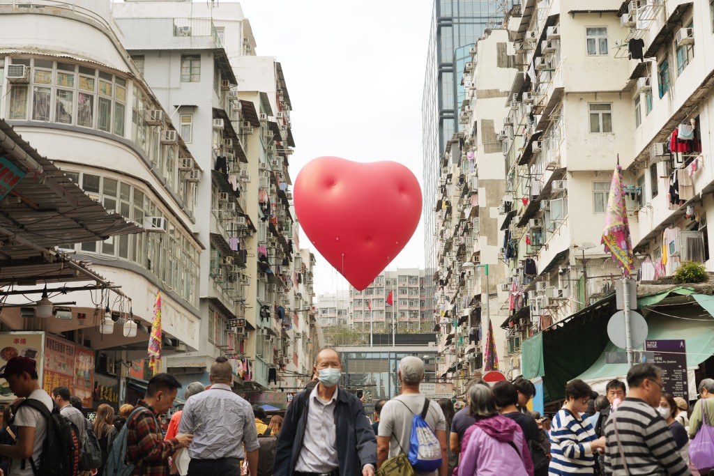 「细红心」昨快闪深水埗吸引不少途人拍照。资料图片