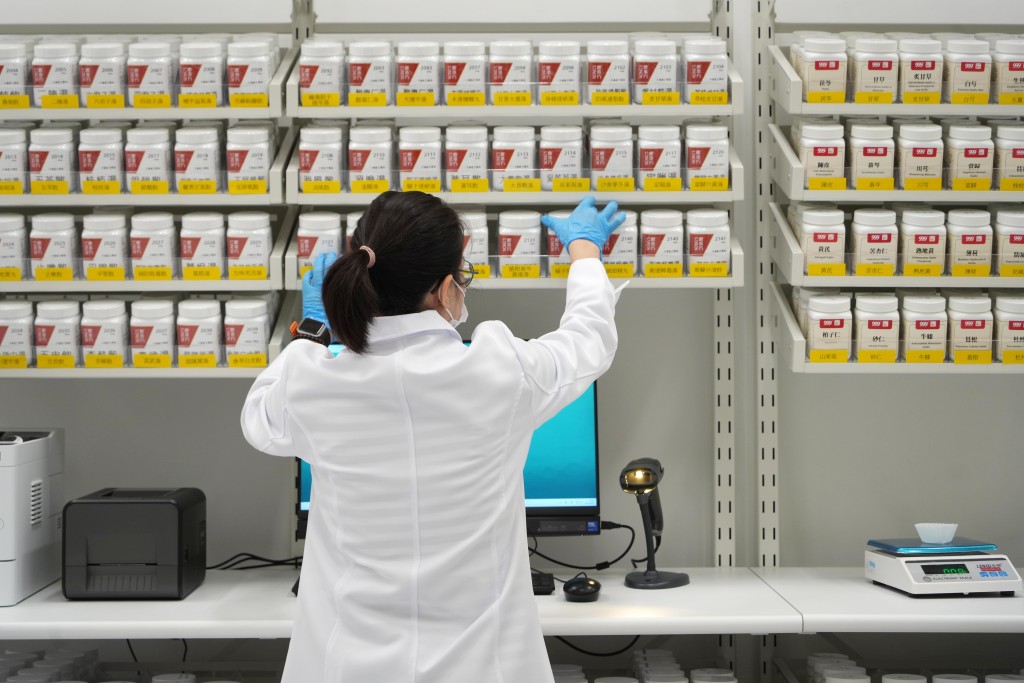 配藥過程包括中醫師處方、藥房核實處方、配藥後由另一員工核對等步驟。資料圖片