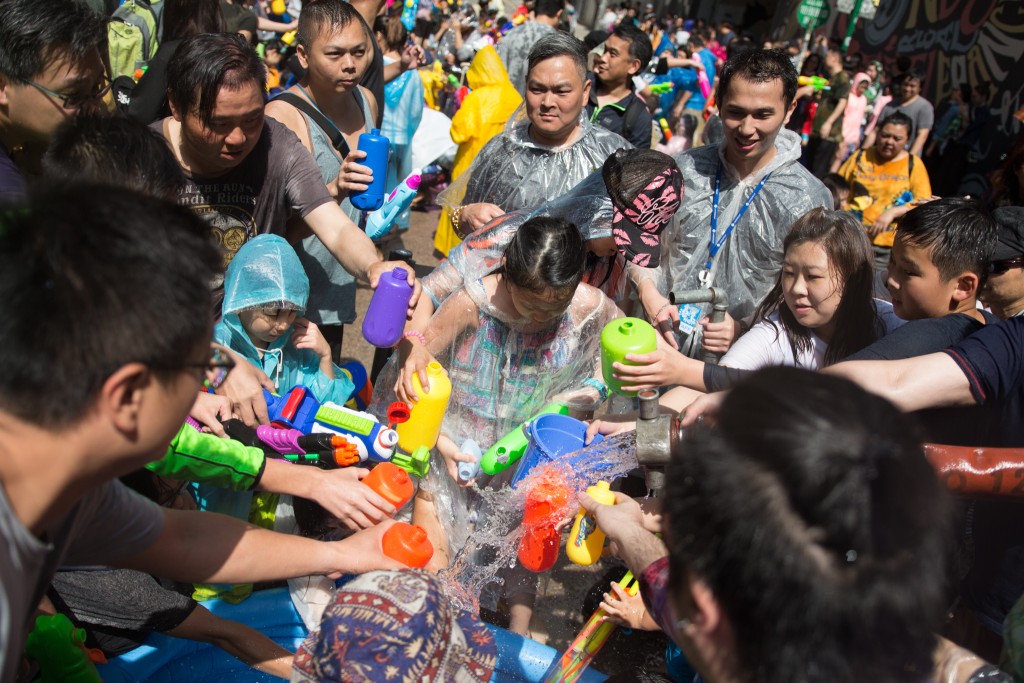 到时最热闹的泼水环节「激FUN水战派对」会在4月6日当天于长义街举行。