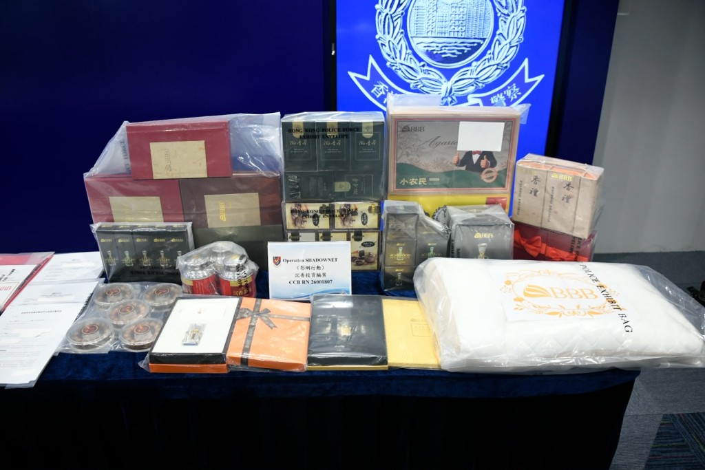 警方在相關辦事處檢獲約54萬元現金、25部手提電話及電腦、大量投資合約、不同類型的沉香產品。楊偉亨攝 警方在相關辦事處檢獲約54萬元現金、25部手提電話及電腦、大量投資合約、不同類型的沉香產品。楊偉亨攝