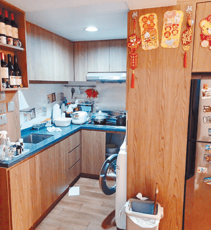 廚房設備齊全，更有上下廚櫃，提供不少收納空間。