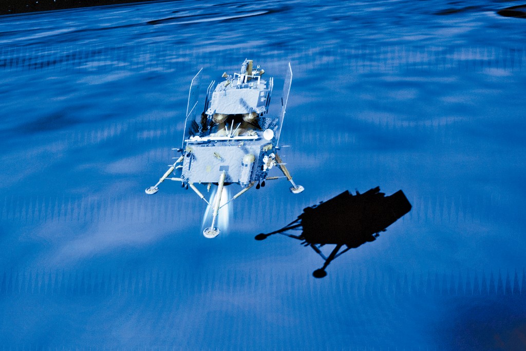 北京航天飞行控制中心屏幕上拍摄的嫦娥六号着陆月背的模拟动画画面。