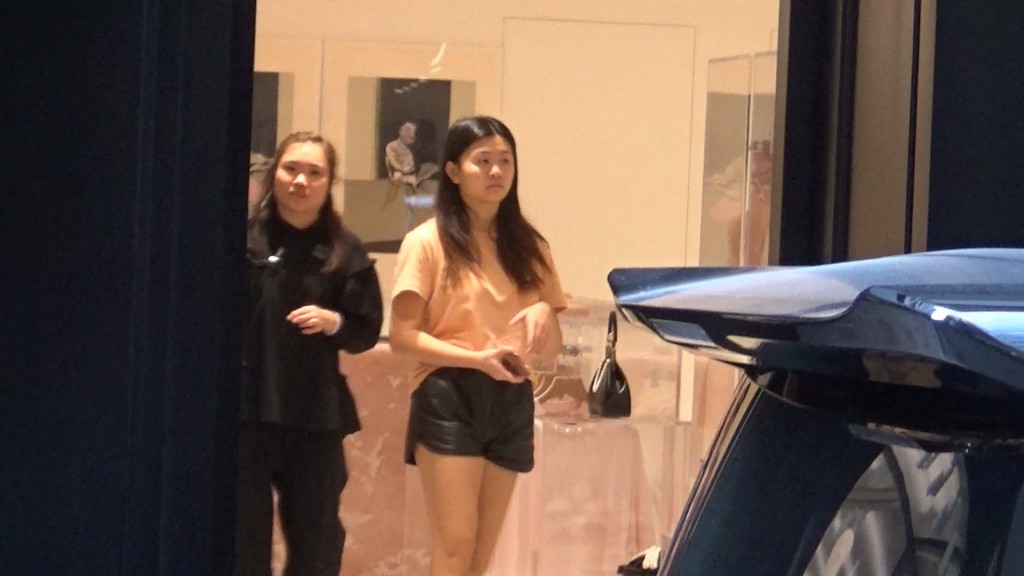 沈日着短裤仔陪阿妈买衫，好乖女。